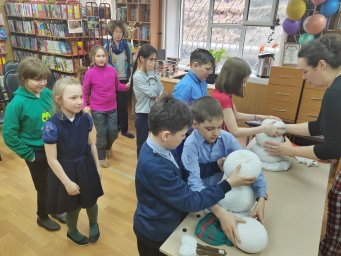 Урок "кукловедения" в ИБЦ проводят актеры Камчатского театра кукол